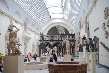 London, İngiltere - Ağustos 24, 2014: victoria ve albert Müzesi sergi salonu. v & bir müze olan dünyanın en büyük Müzesi Dekoratif Sanatlar ve tasarım.