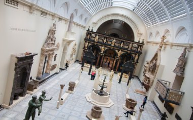 London, İngiltere - Ağustos 24, 2014: victoria ve albert Müzesi sergi salonu. v & bir müze olan dünyanın en büyük Müzesi Dekoratif Sanatlar ve tasarım.