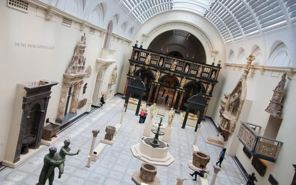 LONDON, UK - AUGUST 24, 2014: Exhibition hall of Victoria and Albert Museum. V&A Museum is the world's largest museum of decorative arts and design. — Stock Photo, Image