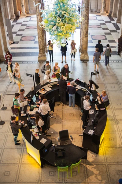 LONDON, UK - AUGUST 24, 2014: Information desk of Victoria and Albert Museum. V&A Museum is the world's largest museum of decorative arts and design. — 图库照片