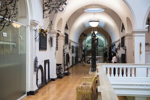 LONDON, UK - AUGUST 24, 2014: Exhibition hall of Victoria and Albert Museum. V&A Museum is the world's largest museum of decorative arts and design. — Stock Photo, Image