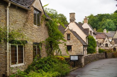Castle Combe, İngiltere'de benzersiz eski İngilizce Köyü. Eski ev ve park