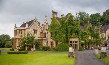 Castle Combe, İngiltere'de benzersiz eski İngilizce Köyü. Eski ev ve park