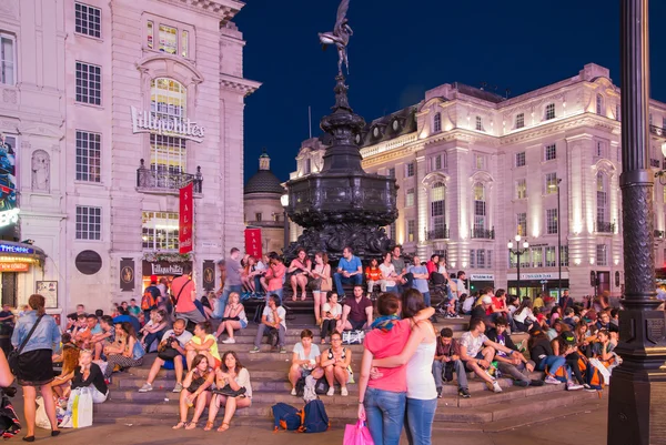 LONDON, UK - AUGUST 22, 2015: Piccadilly Circus in night. Famous place for romantic dates. Square was built in 1819 to join of Regent Street — Stock Photo, Image