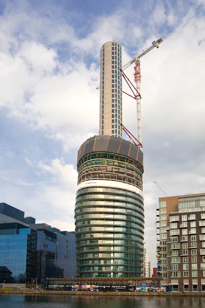 LONDON, UK - May 21, 2015: One of the tallest apartment buildings in London in construction progress — Stock Photo, Image