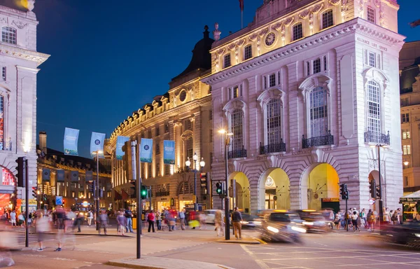 Λονδίνο, Ηνωμένο Βασίλειο - Αύγουστος 22, 2015: Piccadilly Circus νύχτα. Διάσημο μέρος για ρομαντικές ημερομηνίες. Πλατεία χτίστηκε το 1819 για να γίνετε μέλος της οδού αντιβασιλέων — Φωτογραφία Αρχείου