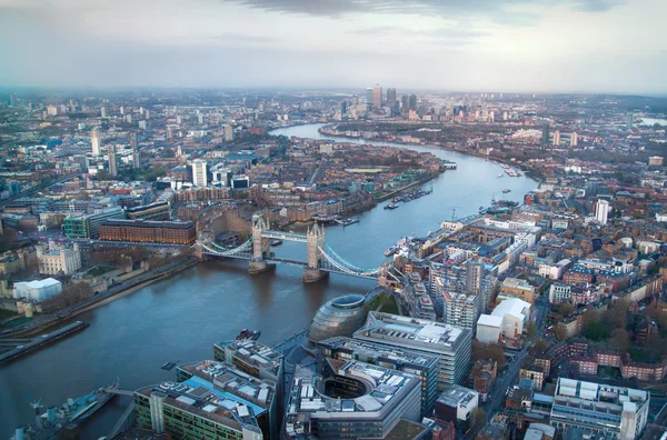 Günbatımı Londra şehir panoraması.