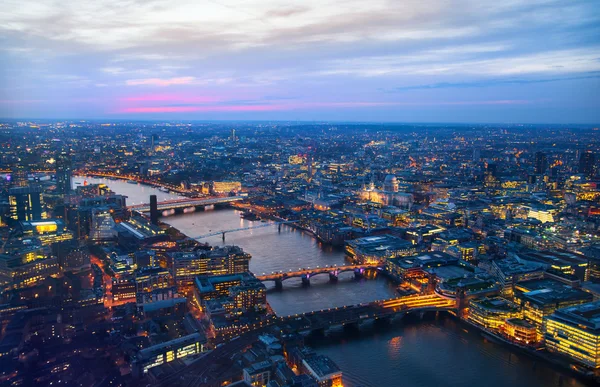 Panorama miasta w Londynie w zachód słońca. — Zdjęcie stockowe