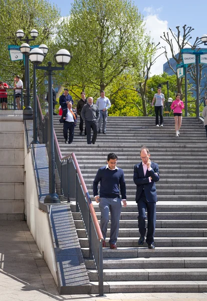 London, Canary Wharf banking aria. Escaleras hasta la plaza con gente caminando —  Fotos de Stock