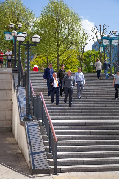 London, Canary Wharf banking aria. Stairs up to the square with walking people — Stock Photo, Image