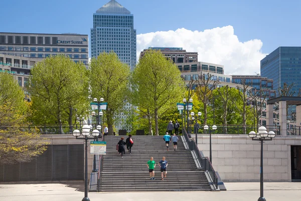 London, Canary Wharf banking aria. Escaleras hasta la plaza con gente caminando —  Fotos de Stock