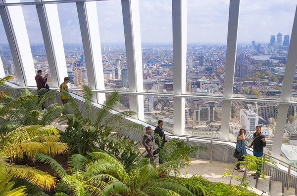 LONDON, UK - APRIL 22, 2015: Sky garden side stairs with walking business people — Stock Photo, Image