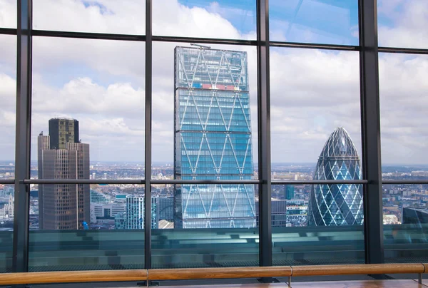 LONDRES, Reino Unido - 22 de abril de 2015: Vista da cidade de Londres. Vista panorâmica do 32 andar do arranha-céu de Londres — Fotografia de Stock