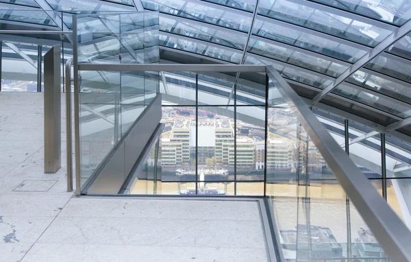 ЛОНДОН, Великобритания - 22 апреля 2015 г.: Деталь строительства раций, крыши и качающейся стеклянной стены — стоковое фото