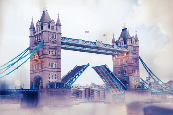 LONDON, UK - APRIL 15, 2015: City of London panorama at sunset. Tower bridge and River Thames — Stockfoto