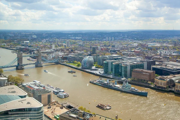 LONDRES, Reino Unido - 15 de abril de 2015: Panorama da cidade de Londres ao pôr do sol. Ponte da torre e rio Tamisa — Fotografia de Stock