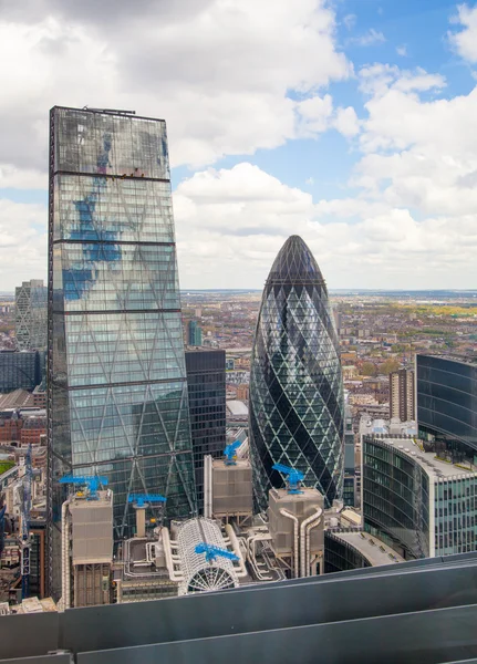 London, uk - 22. April 2015: city of london view. Blick aus dem 32. Stock des Londoner Wolkenkratzers — Stockfoto