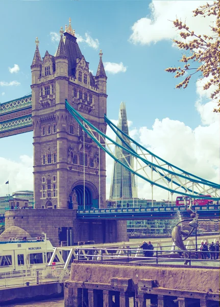 LONDRES, ROYAUME-UNI - 30 AVRIL 2015 : Tower bridge et vue sur la ville de Londres depuis la Tamise — Photo