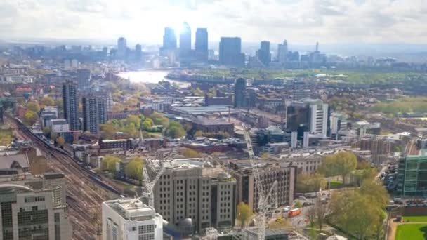 Naplemente a londoni Canary Wharf üzleti negyedében — Stock videók