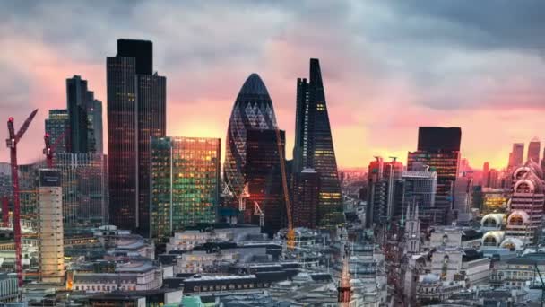 Londra, günbatımı. Londra şehir görünümü, iş ve bankacılık ARIA — Stok video