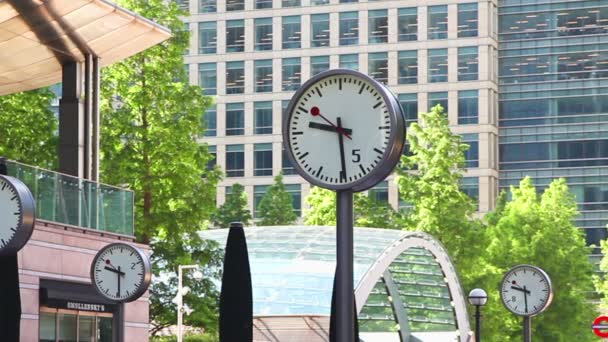 Orologi sulla piazza Canary Wharf — Video Stock