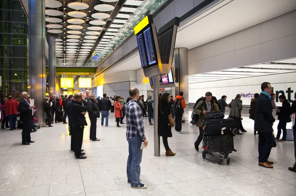 LONDRES, Reino Unido - 28 de marzo de 2015: Las personas que esperan llegar al aeropuerto de Heathrow Terminal 5 — Foto de Stock