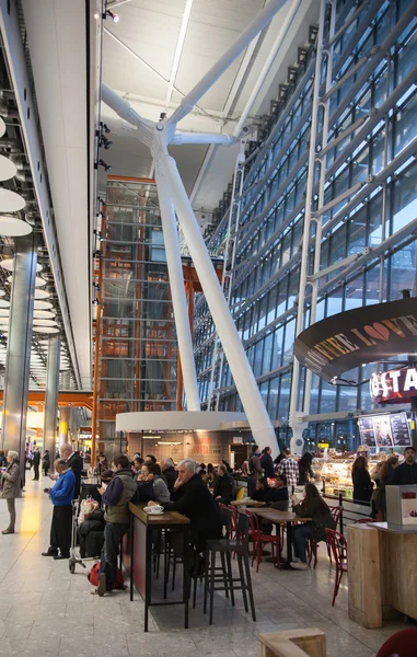 LONDON, UK - MARCH 28, 2015: People waiting for arrivals in Heathrow airport Terminal 5 — Stock Fotó