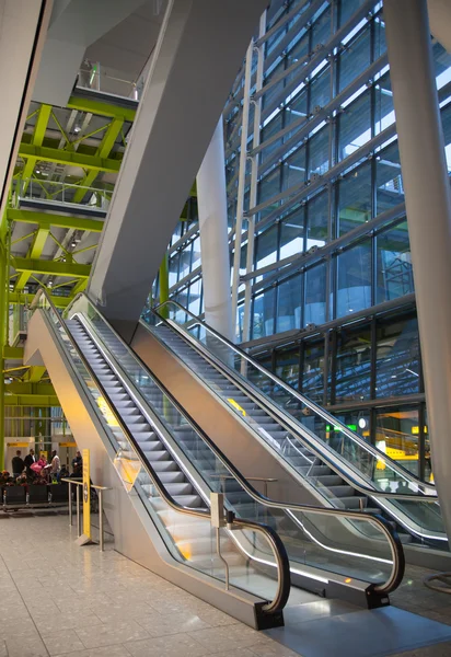 LONDRA, UK - 28 MARZO 2015: Sala partenze internazionale. Interno del Terminal 5 dell'aeroporto di Heathrow. Nuovo edificio — Foto Stock