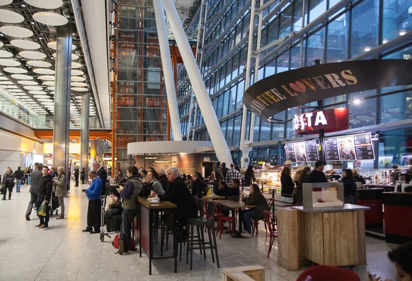 LONDRES, Reino Unido - 28 de marzo de 2015: Las personas que esperan llegar al aeropuerto de Heathrow Terminal 5 — Foto de Stock