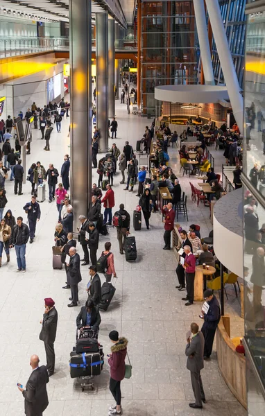 London, Großbritannien - 28. März 2015: Menschen warten im Terminal 5 des Flughafens Heathrow auf ihre Ankunft — Stockfoto