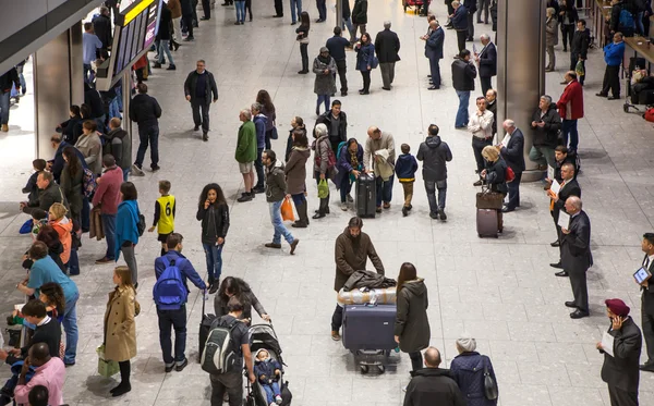 London, Großbritannien - 28. März 2015: Menschen warten im Terminal 5 des Flughafens Heathrow auf ihre Ankunft — Stockfoto