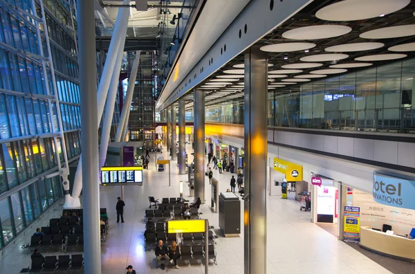 London, Großbritannien - 28. März 2015: Menschen warten im Terminal 5 des Flughafens Heathrow auf ihre Ankunft — Stockfoto