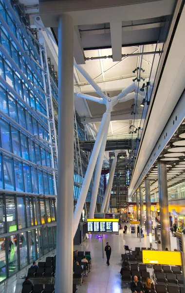LONDON, UK - MARCH 28, 2015: International departure hall. Interior of  Heathrow airport Terminal 5. New building — Zdjęcie stockowe