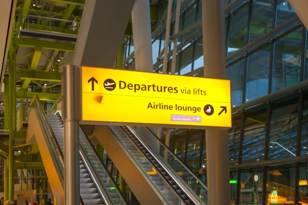 LONDON, UK - MARCH 28, 2015: Departure sing.  Interior of the Heathrow airport Terminal 5. New building — Zdjęcie stockowe