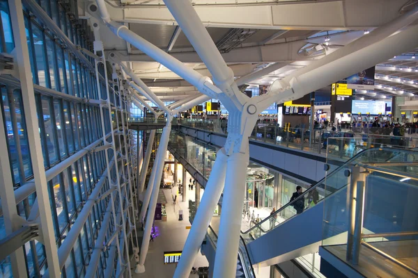 LONDRES, Reino Unido - 28 de marzo de 2015: Las personas que esperan llegar al aeropuerto de Heathrow Terminal 5 — Foto de Stock