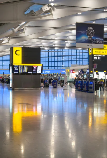 LONDON, UK - MARCH 28, 2015: International departure hall. Interior of  Heathrow airport Terminal 5. New building — ストック写真