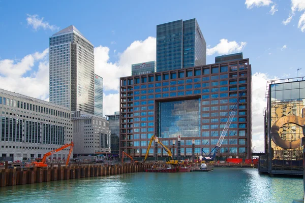 LONDRES, Reino Unido - 31 DE MARZO DE 2015: Construcción de Canary Wharf con grúas y excavadora. Se va a levantar un nuevo rascacielos junto al desarrollo empresarial de Canary Wharf —  Fotos de Stock