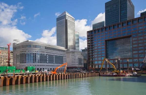 LONDON, UK - MARCH 31, 2015: Canary Wharf building site with cranes and digger. New resident skyscraper going to be raised next to Canary Wharf business development — Stock fotografie