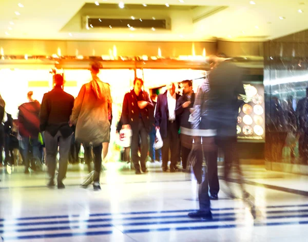 La gente de negocios se desdibuja. Gente caminando en hora punta. Concepto de negocio y vida moderna —  Fotos de Stock