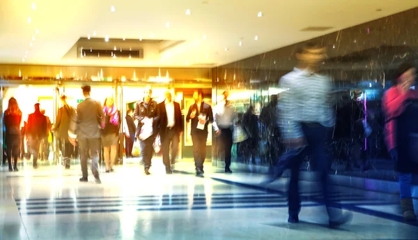 La gente de negocios se desdibuja. Gente caminando en hora punta. Concepto de negocio y vida moderna — Foto de Stock