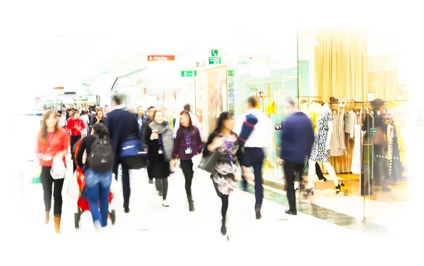 La gente de negocios se desdibuja. Gente caminando en hora punta. Concepto de negocio y vida moderna — Foto de Stock