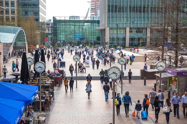LONDRES, CANARIO WHARF UK - 2 DE MARZO DE 2015: Canary Wharf y mucha gente de oficina pasando por la plaza — Foto de Stock