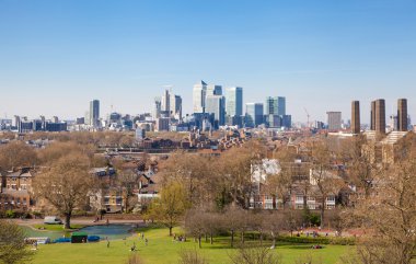 Londra, İngiltere - 14 Nisan 2015: Canary Wharf manzara Greenwich hill. Bankacılık ARIA modern gökdelenler