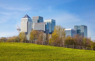 Londra, İngiltere - 14 Nisan 2015: Canary Wharf manzara Greenwich hill. Bankacılık ARIA modern gökdelenler