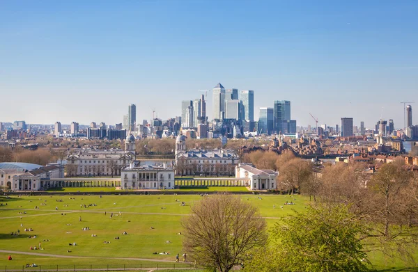 LONDRA, UK - 14 APRILE 2015: Canary Wharf vista dalla collina di Greenwich. Grattacieli moderni di aria bancaria — Foto Stock