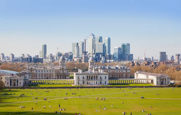 Λονδίνο, Ηνωμένο Βασίλειο - 14 Απριλίου 2015: Canary Wharf θέα από το λόφο του Γκρήνουιτς. Σύγχρονες ουρανοξύστες του τραπεζικού άρια — Φωτογραφία Αρχείου