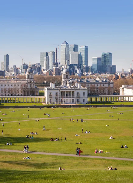 LONDRES, Reino Unido - 14 de abril de 2015: Canary Wharf view from the Greenwich hill. Arranha-céus modernos de ária bancária — Fotografia de Stock