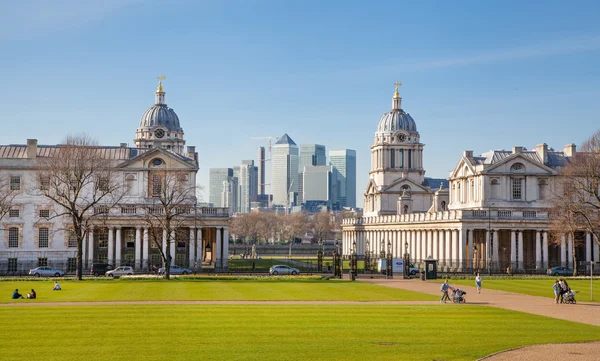 London, Storbritannien - 14 April 2015: Canary Wharf vy från Greenwich hill. Moderna skyskraporna i bank aria — Stockfoto