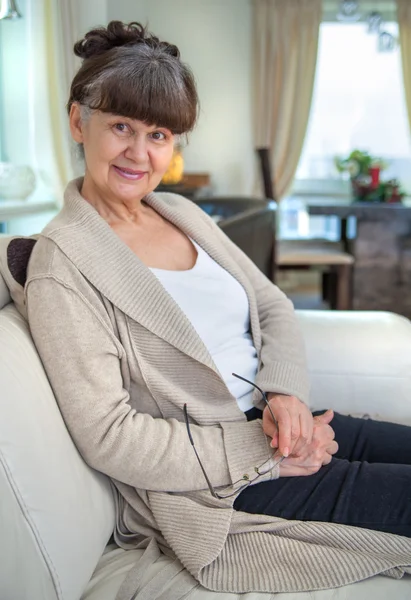 Idade da pensão boa aparência mulher retrato — Fotografia de Stock