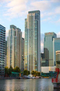 Londra, İngiltere - 7 Eylül, 2015: Canary Wharf gökdelen günbatımı yansıması itibariyle. Akşam hayat ticaret bölgesinin